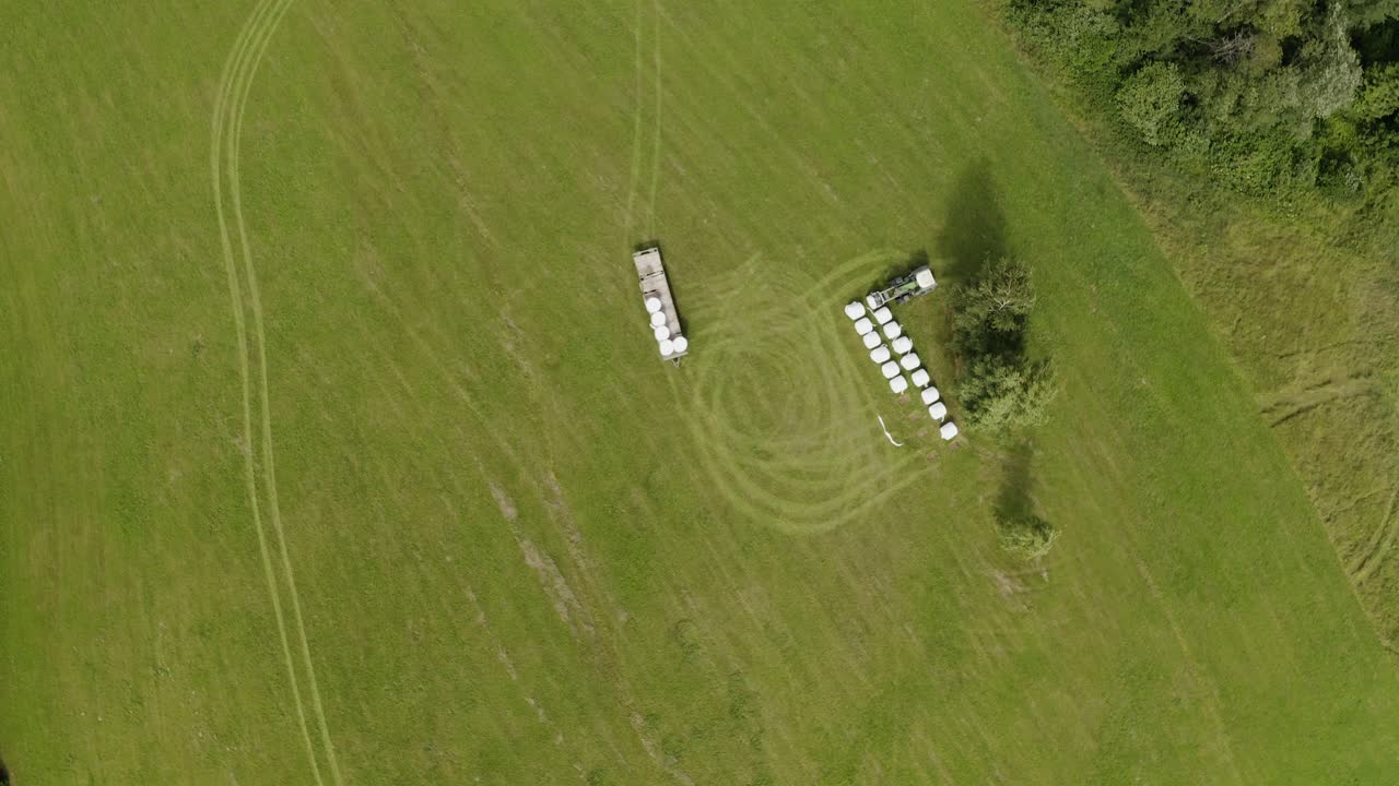 트랙터 가  ⁇  에서  ⁇  로를 쌓고 있다