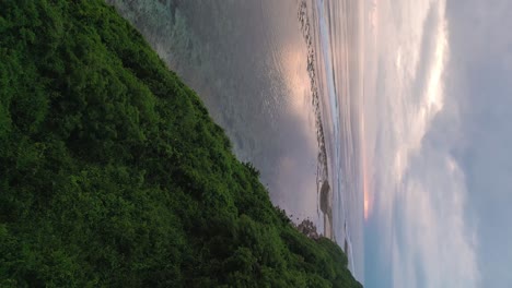 vista aérea vertical de la playa de green bowl en bali