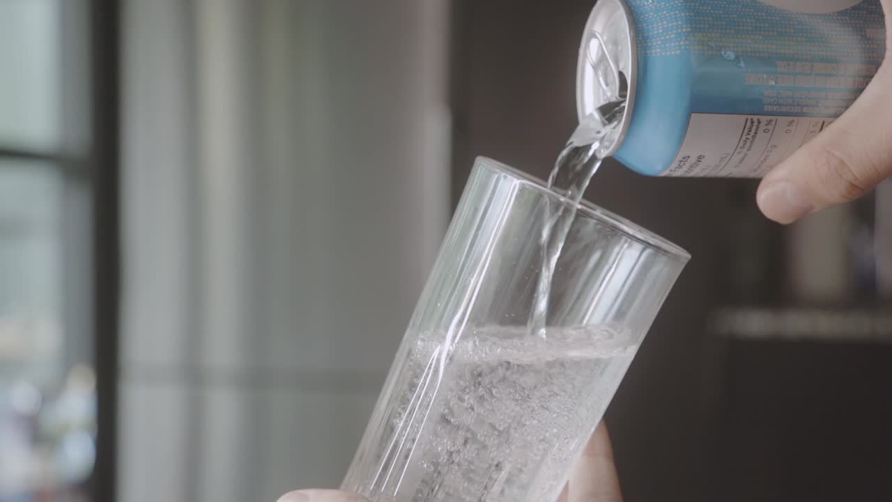 금속 캔 에서 음료 를 손 으로  ⁇ 는 것 - 닫는 것