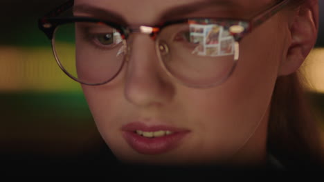 retrato en primer plano hermosa mujer de negocios usando una tableta trabajando hasta tarde mirando fotos en las redes sociales mirando la pantalla disfrutando de la conexión a internet usando gafas