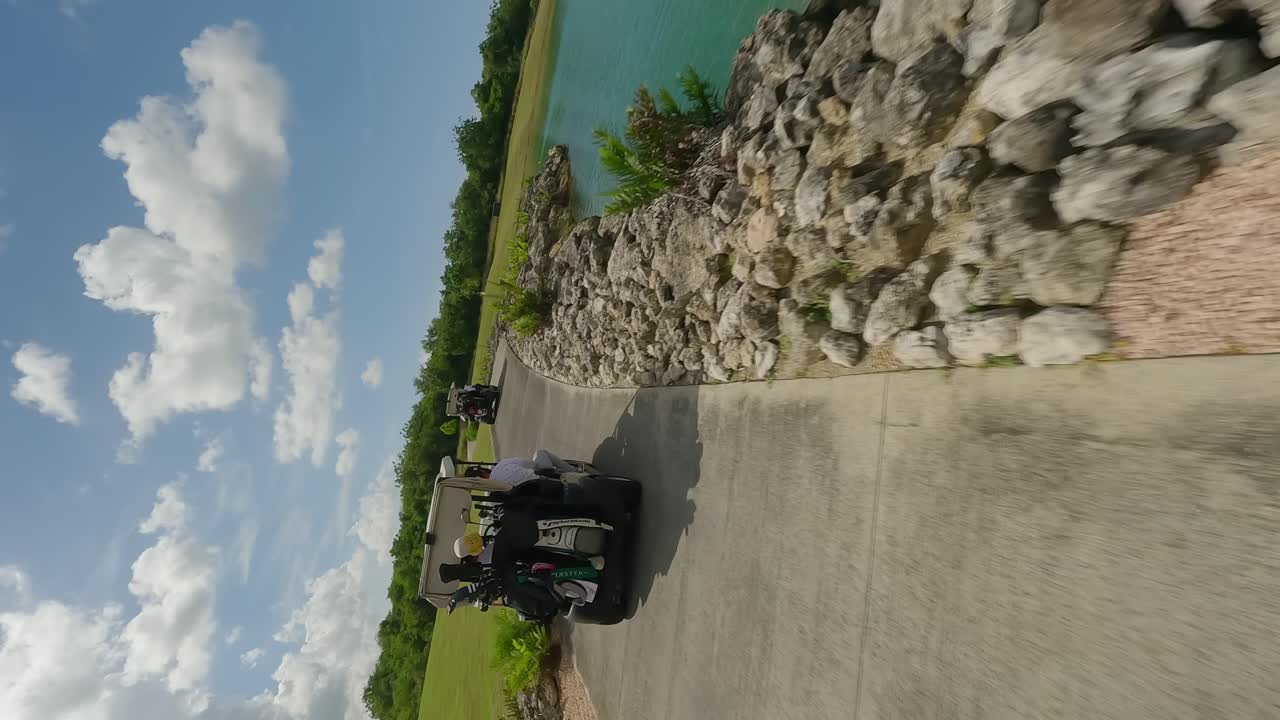 vuelo de drones de fpv detrás de un grupo de jugadores de golf en un carrito de golf en el lujo de pga ocean 4 golf - playa nueva romana bay, república dominicana
