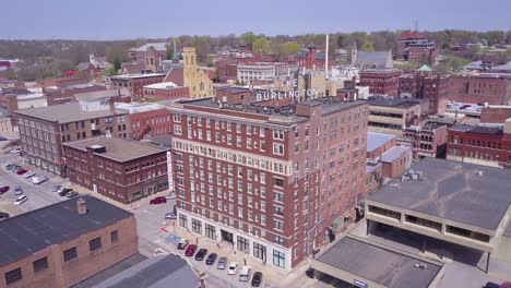 Toma-Aérea-Ascendente-Sobre-La-Pequeña-Ciudad-De-América-Burlington-Iowa-Downtown-Con-Burlington-Hotel-Visible