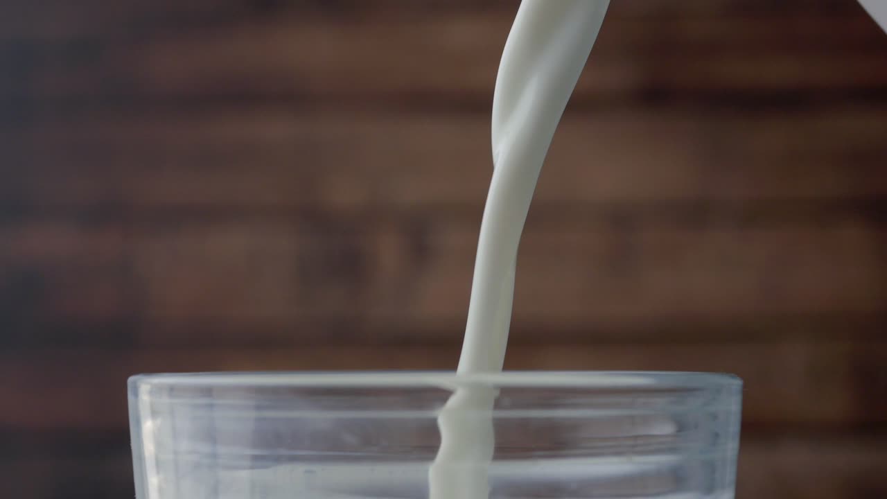 vertiendo leche en un vaso