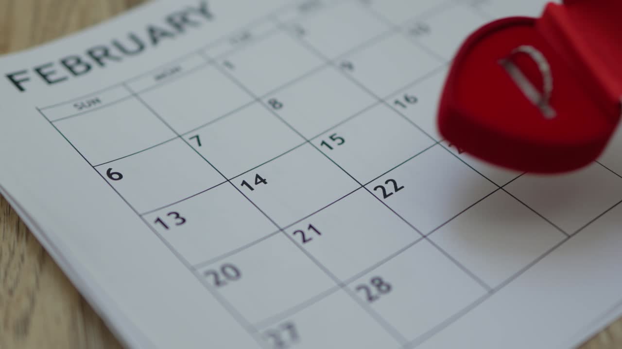 anillo de proposición en caja en forma de corazón rojo el 14 de febrero regalo de fiesta del día de san valentín