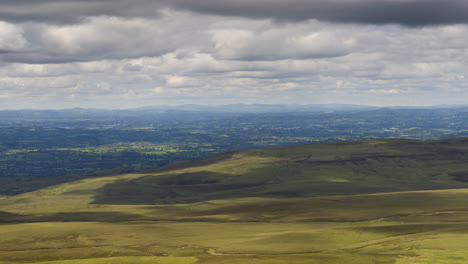 Zeitraffer-Des-Cuilcagh-Boardwalk-Trail,-Bekannt-Als-Stairway-To-Heaven-Walk-In-Der-Grafschaft-Fermanagh-In-Nordirland-Tagsüber-Mit-Malerischer-Landschaft