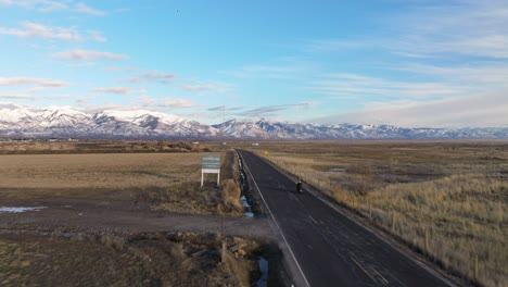 Aufnahme-Einer-Atemberaubenden-Landschaft,-Während-Das-Motorrad-über-Die-Straße-über-Syracuse,-Utah,-Fährt