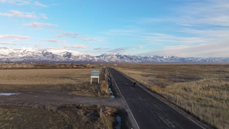 capturando un paisaje impresionante mientras conduce en motocicleta por la carretera sobre syracuse utah