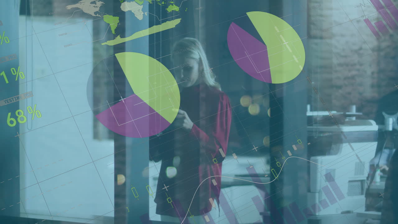 animación del procesamiento de datos financieros sobre una mujer de negocios caucásica que utiliza un teléfono inteligente en la oficina