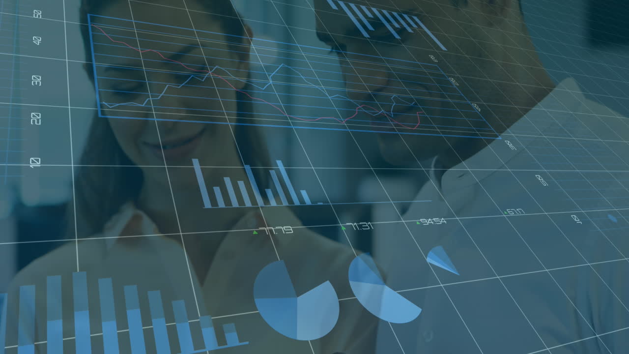 animación de procesamiento de datos contra hombres y mujeres diversos discutiendo sobre cámara digital en la oficina