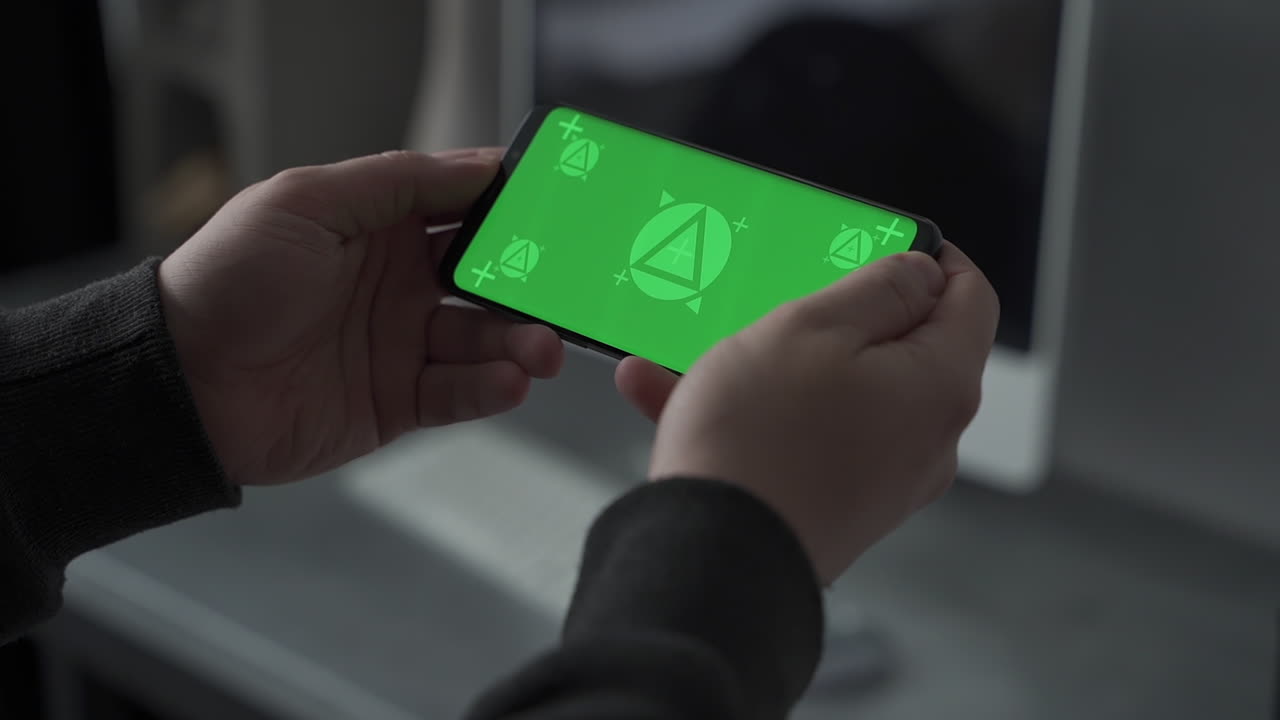 수평 녹색 화면 크로마를 가진 스마트폰.  ⁇ 드폰을 들고, 비디오를 보고, 비디오 통화를 하고. 모 ⁇ . 클로즈업.