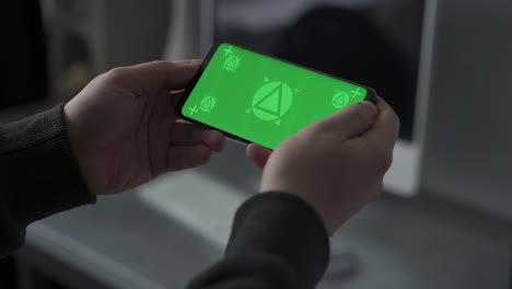 Smartphone-Mit-Horizontalem-Greenscreen-Chroma.-Telefon-Halten,-Ein-Video-Ansehen,-Einen-Videoanruf-Führen.-Verspotten.-Nahaufnahme.