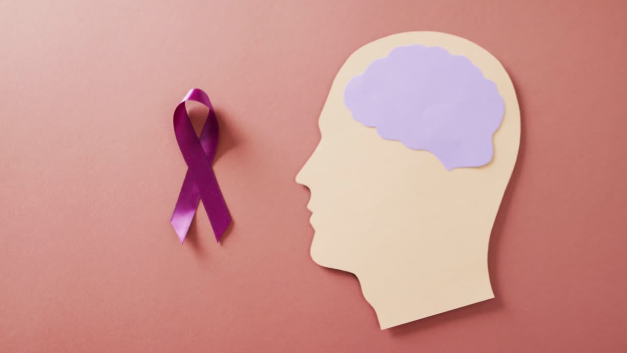 vídeo de púrpura adicionar ou fita de conscientização adhd e cabeça com cérebro roxo, em marrom com espaço de cópia.