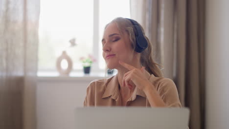 Mujer-Rubia-Se-Mueve-Al-Ritmo-De-La-Música-Usando-Auriculares-En-El-Descanso