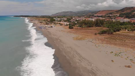 Vista-Aérea-De-La-Playa-En-La-Región-De-Catanzaro-En-Calabria,-Italia-Durante-Un-Día-Nublado-Y-Tormentoso