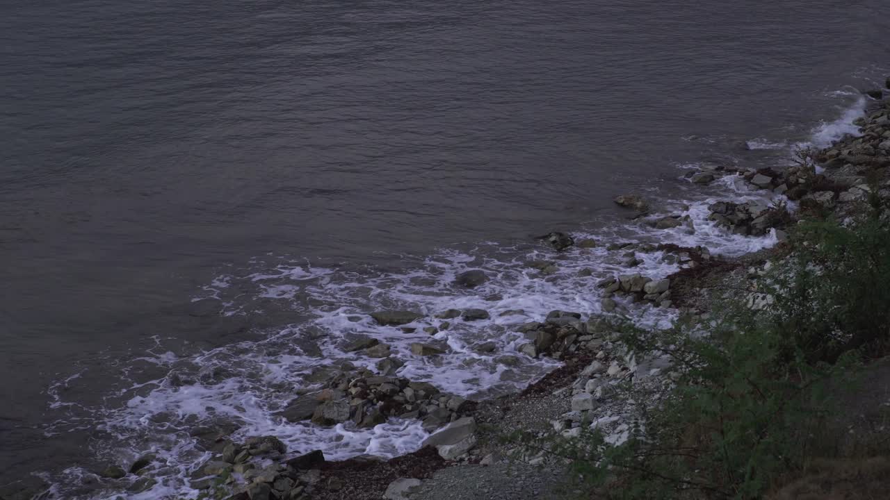 해가 지는 동안의 해안 파도