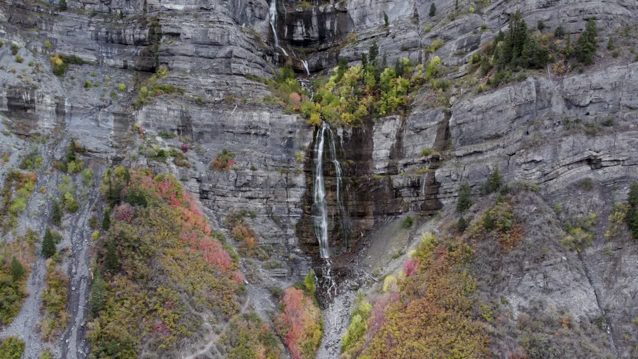 Vann som strømmer ned Brudeslørfossen i Utah-fjellene i Provo Canyon, flyfoto