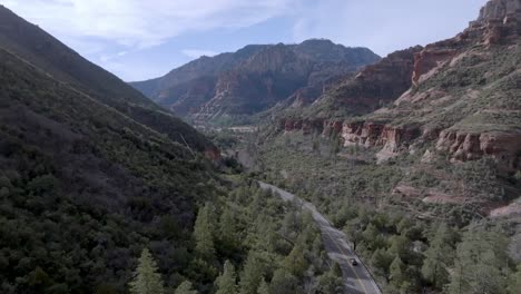 Autopista-89a-En-Sedona,-Arizona,-Con-Montañas-Y-Automóviles-Conduciendo-Con-Videos-De-Drones-Subiendo