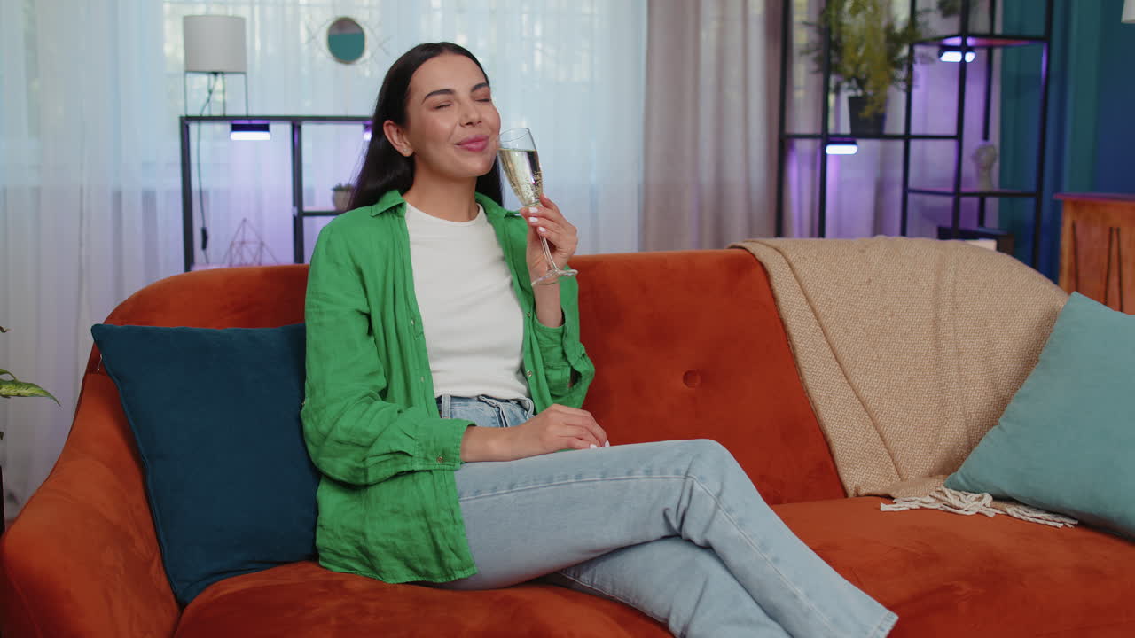 ⁇ 페인을 마시는 즐거운 여성 성공을 축하 승리, 경력 성장, 새로운 집의 행운 구매