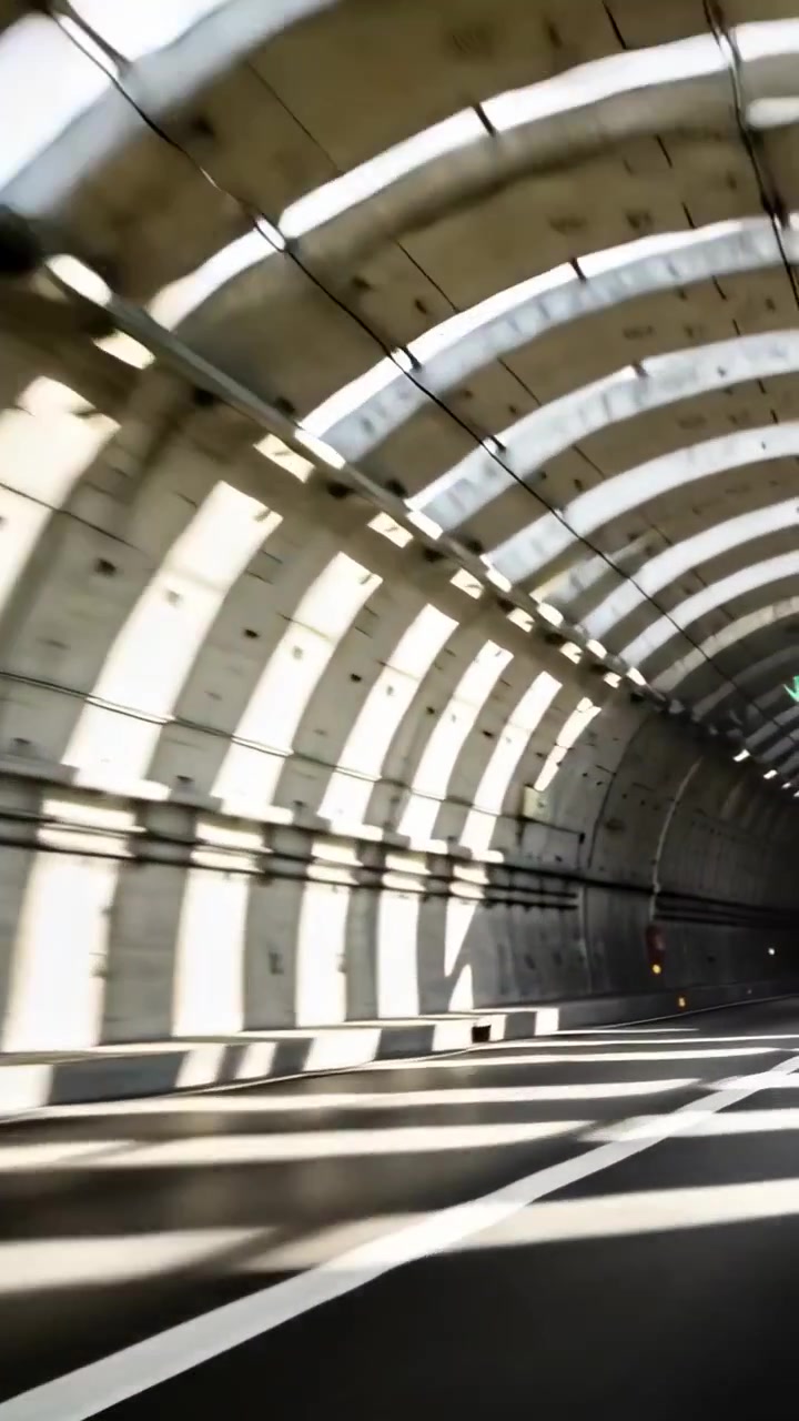 Video verticale: Telecamera in movimento che attraversa costoloni ad arco in un tunnel, rivelando una freccia verde dopo un lucernario.