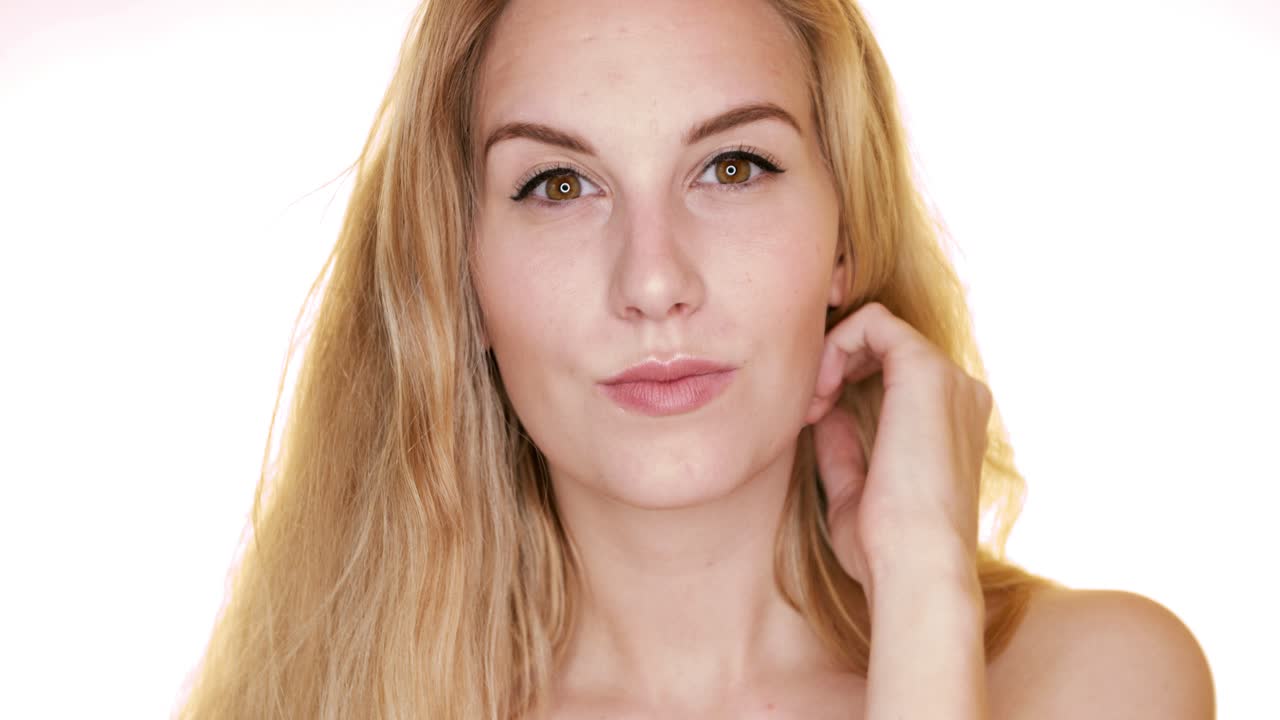 modelo de moda rubia sexy posando para la cámara