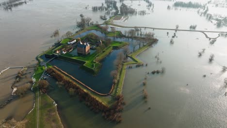 Las-Orillas-Desbordadas-Del-Río-Waal-Provocan-Grandes-Inundaciones-Alrededor-Del-Castillo-De-Loevestein