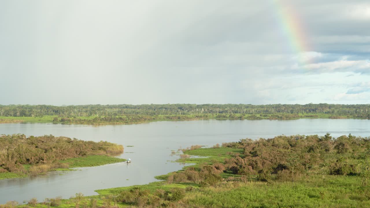 río amazonas cerca de iquitos, perú con arco iris y barco pasando por 4k, 24fps