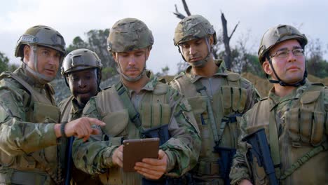 vista frontal de los soldados militares usando tableta digital durante el entrenamiento 4k