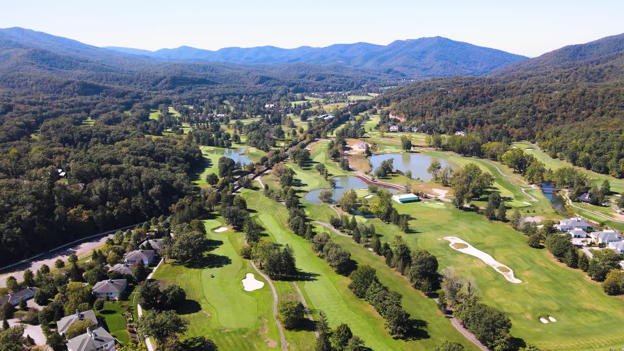 하 ⁇  황 스프링스의 그린브라이어 골프 코스 위의 항공 비행, 여름 동안 wv