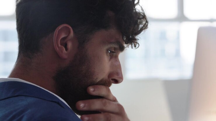 Un uomo d'affari che usa lo smartphone nell'ufficio moderno