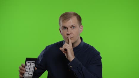 hombre mostrando la inscripción del viernes negro, poniendo el dedo en los labios haciendo el gesto del silencio. clave de croma