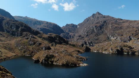 imágenes aéreas de drones de 4k sobre la quinta laguna de pichgacocha desde ambo, huanuco, perú en las montañas de los andes