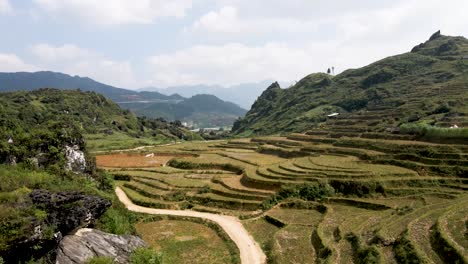 Vuelo-Aéreo-Sobre-Campos-De-Arroz-En-Terrazas-A-Lo-Largo-Del-Valle-En-Sapa,-Vietnam