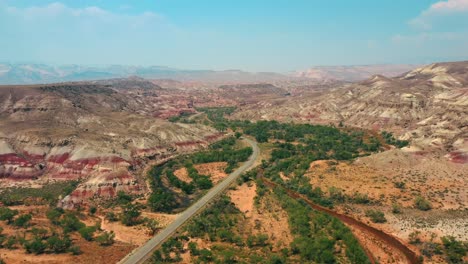 Camino-Panorámico-De-Entrada-A-Las-Colinas-De-Bentonita-Cerca-De-Hanksville,-Utah