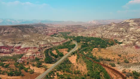 camino panorámico de entrada a las colinas de bentonita cerca de hanksville, utah