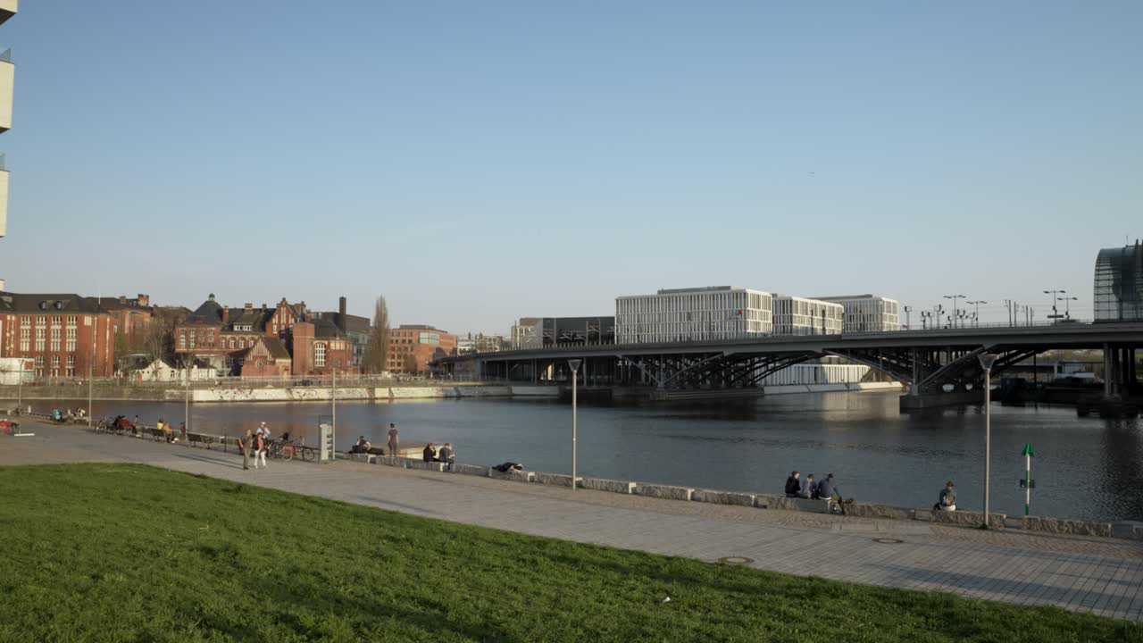 escena tranquila de la tarde sobre el paseo junto a la cuenca de spree con el puente humboldthafen en el fondo en berlín