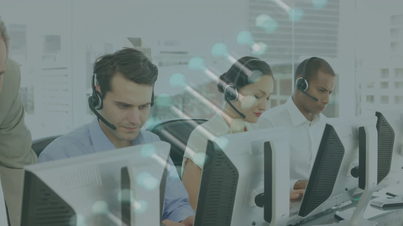 estructura de dna contra el equipo de ejecutivos de atención al cliente que usan auriculares de teléfono trabajando en la oficina