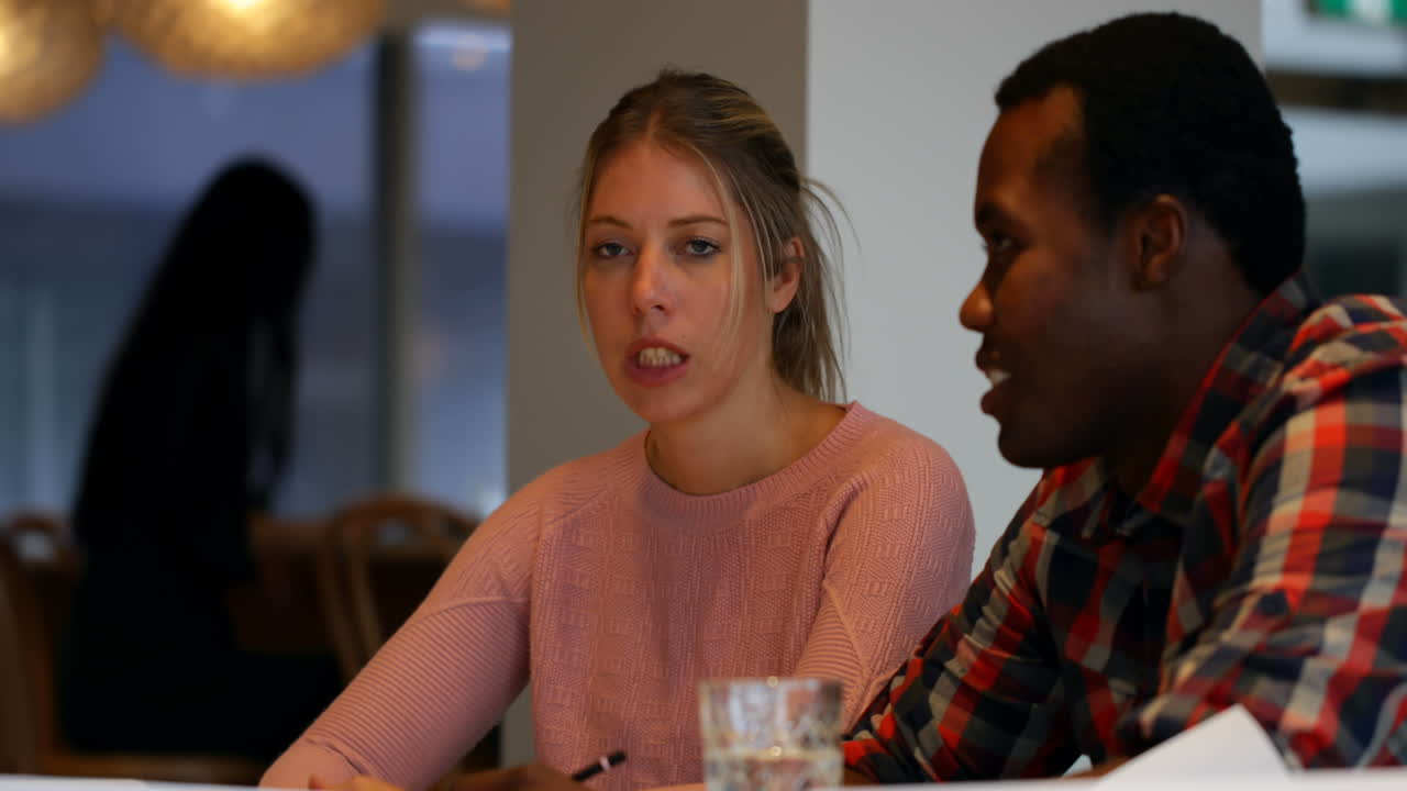 colegas de negocios interactuando entre sí en la oficina 4k