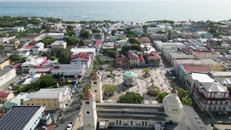 Luftaufnahme-Der-Kathedrale-San-Felipe-Apóstol-Und-Des-Unabhängigkeitsparks-Im-Historischen-Viertel-Von-Puerto-Plata-In-Der-Dominikanischen-Republik