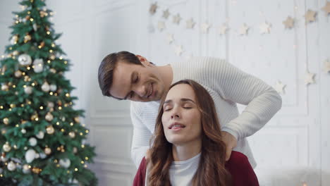 Pareja-Relajada-Haciendo-Masajes-En-La-Mañana-De-Año-Nuevo.-Pareja-Relajada-Haciendo-Masaje