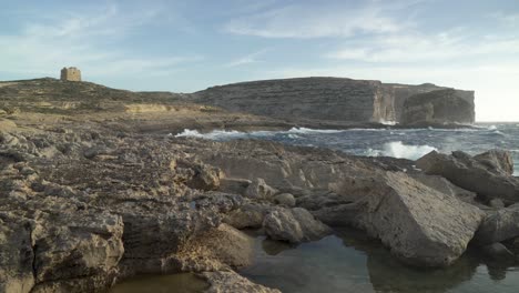 mar mediterráneo embravecido en un día ventoso cerca de la roca fungosa en la isla de gozo