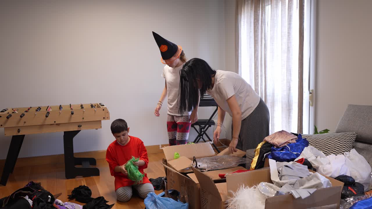 家で段ボール箱から衣装やかつらを試着する家族