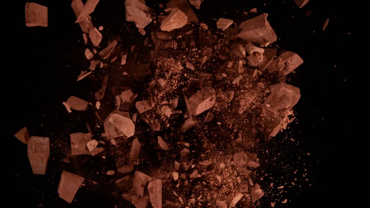 검은색 배경에 생 초콜릿 조각의 회전 그룹의 슈퍼 느린 모션.