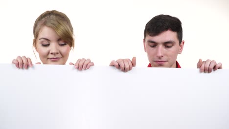 pareja con un cartel de presentación en blanco 4k