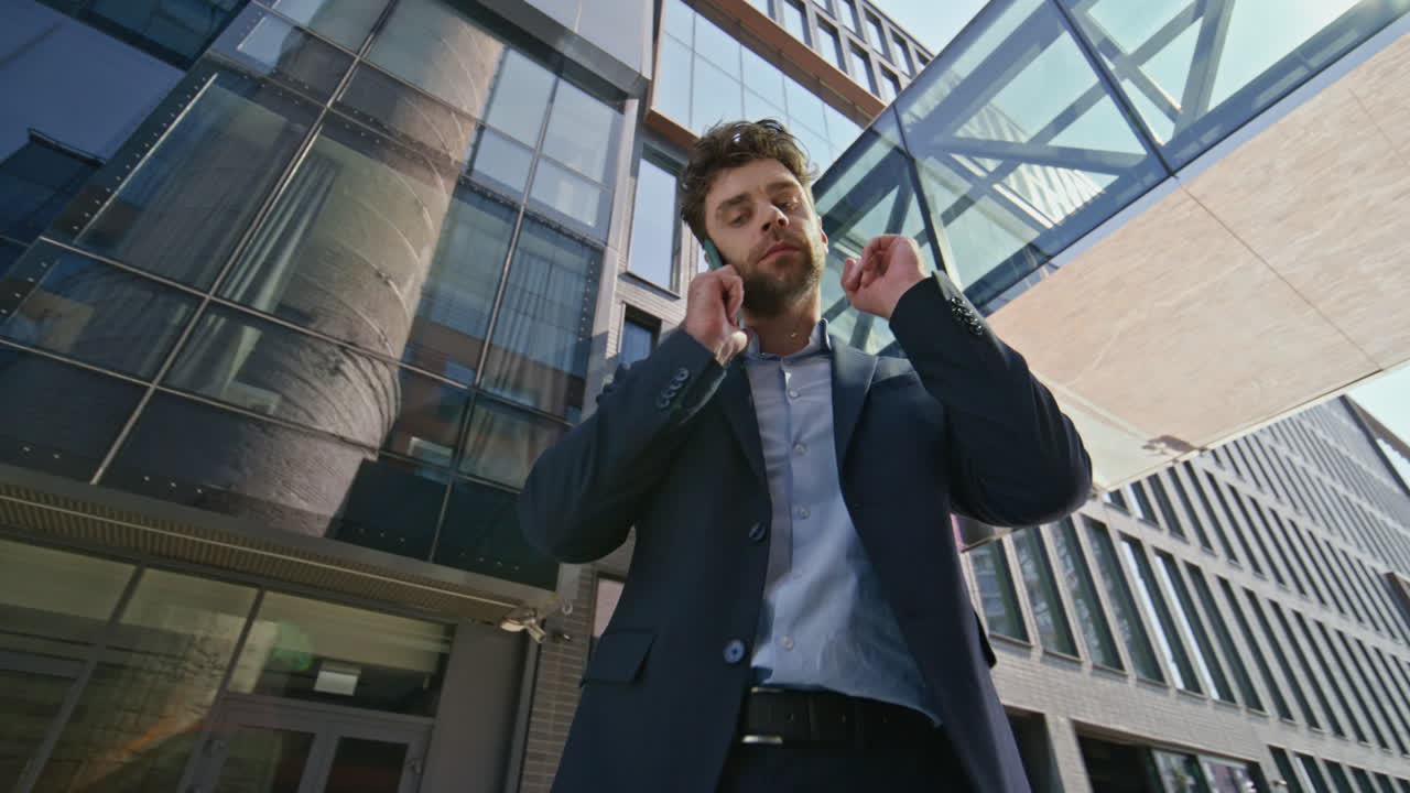 ceo furioso gritando teléfono inteligente llamada insatisfecho fracaso de negocios en la calle.