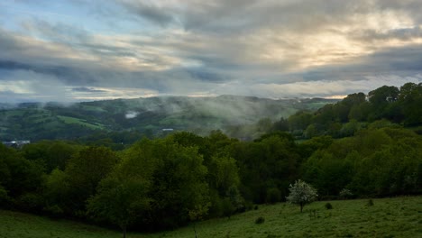 Nebel-Und-Dampf,-Der-Nach-Starkem-Regen-Fließt