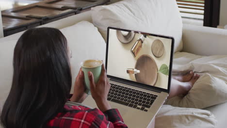 Mujer-Birracial-Usando-Laptop-En-Casa-Para-Compras-En-Línea,-Cámara-Lenta