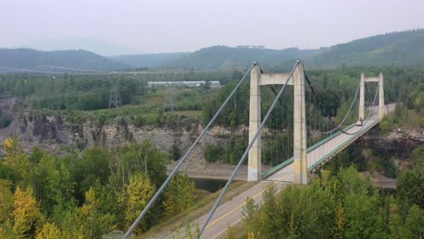 el avión no tripulado captura la belleza del puente colgante del río de la paz
