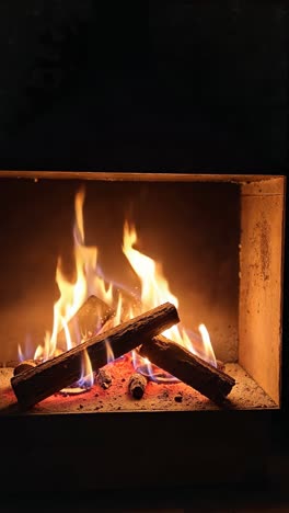 una acogedora chimenea por la noche
