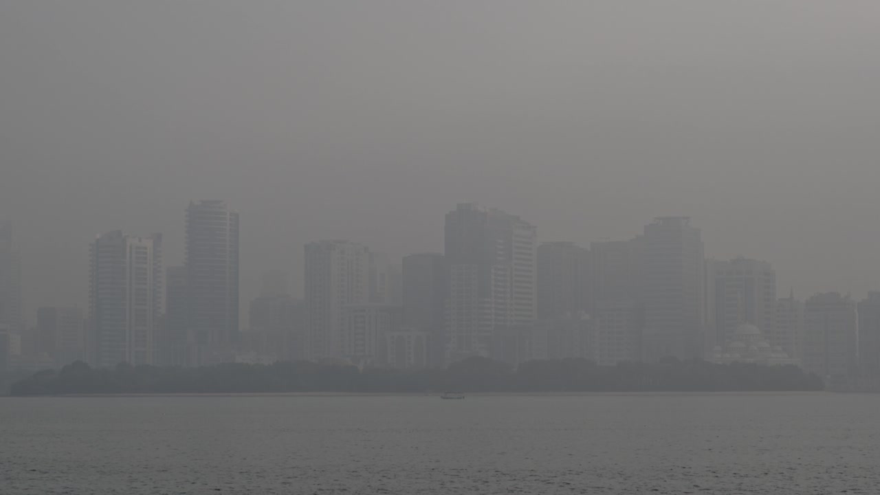 阿聯酋沙塵暴期間，沙迦市上空能見度低