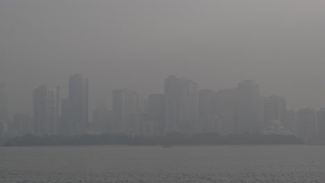 Baja-Visibilidad-Sobre-La-Ciudad-De-Sharjah-Durante-Una-Tormenta-De-Polvo-En-Los-Emiratos-Árabes-Unidos